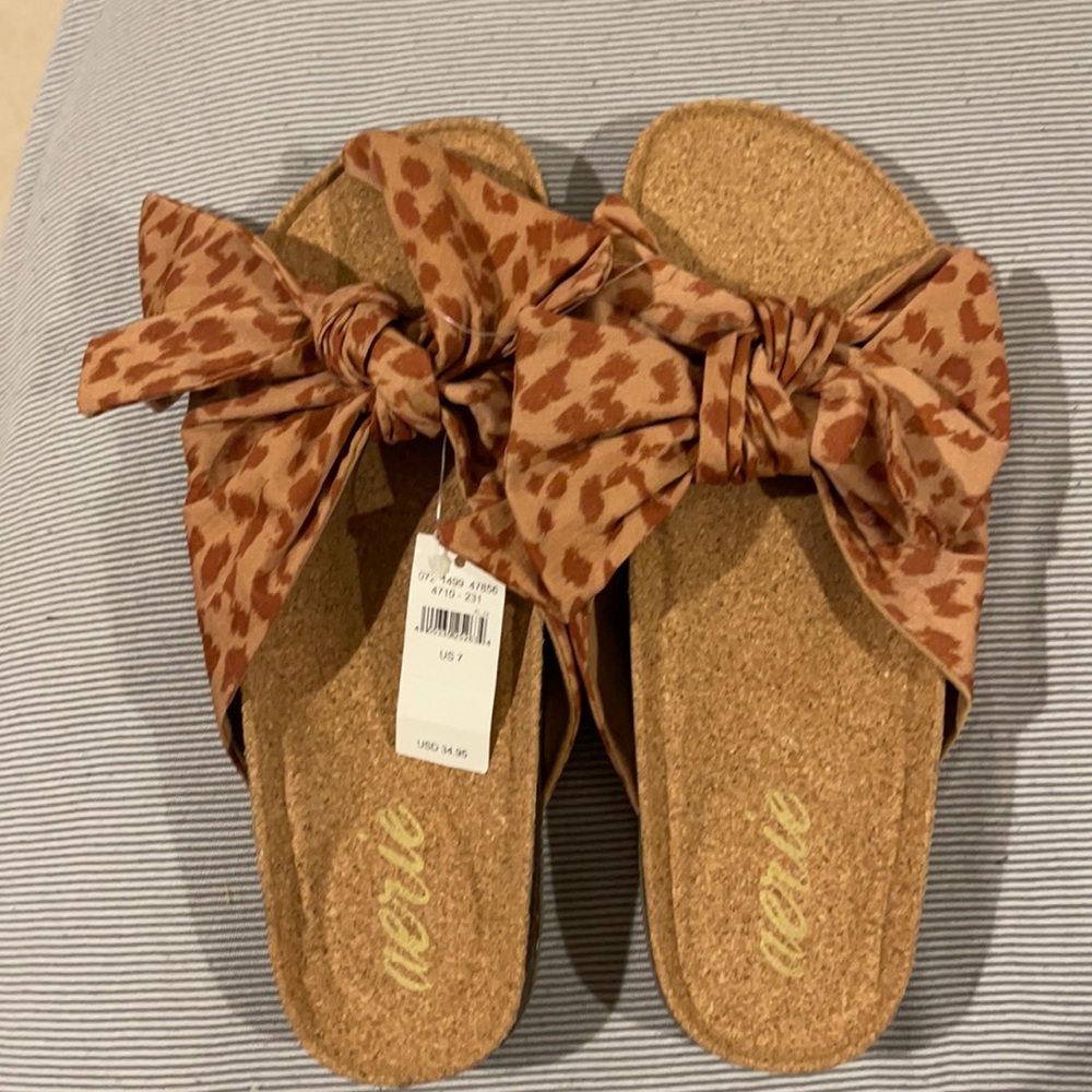 Brand NEW ! Size 7 Aerie sandal